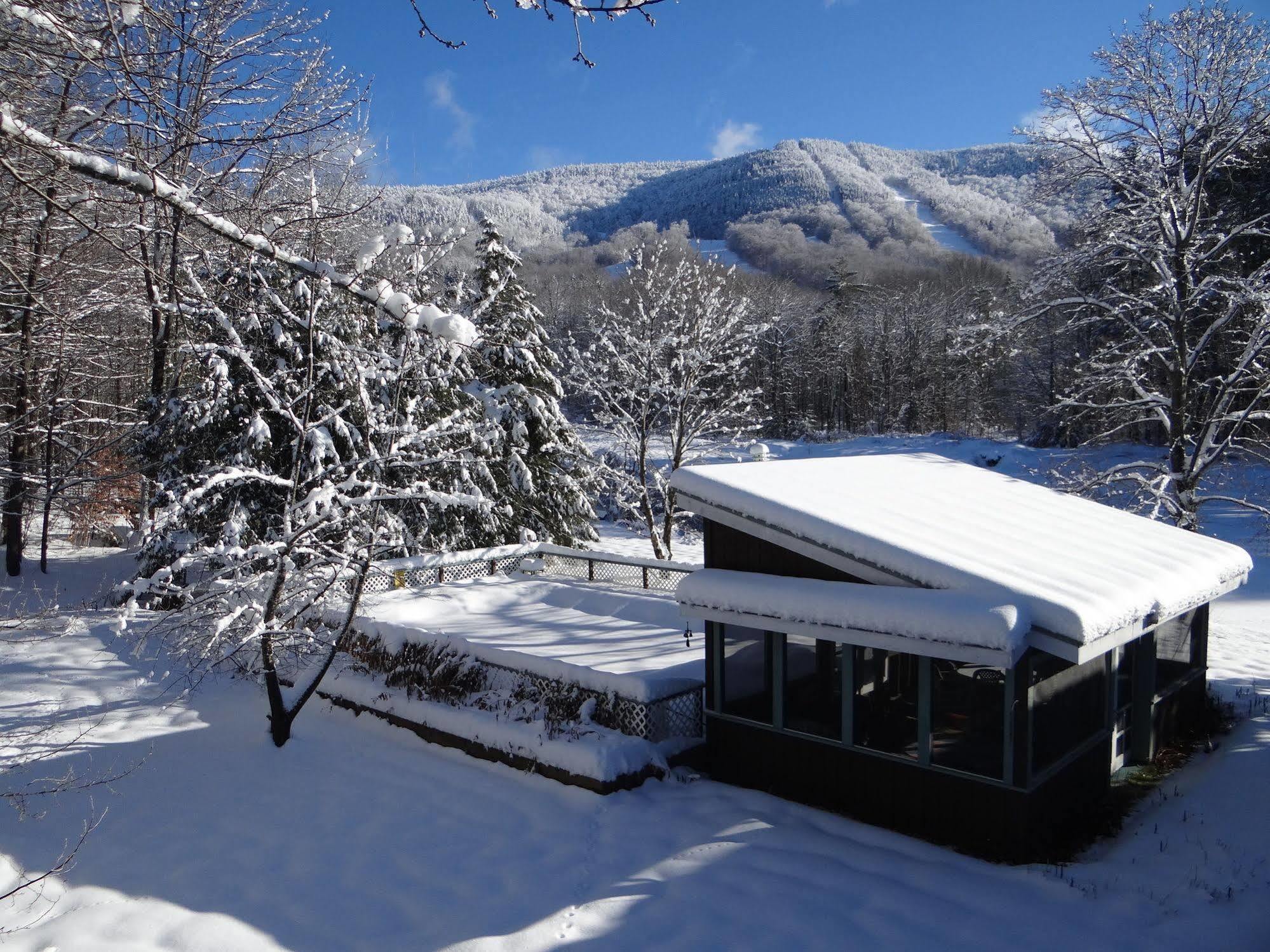 Blue Gentian Lodge At Magic Mountain 런던데리 외부 사진